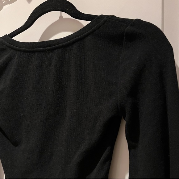 Aritzia Babaton Paxton Cuffed Longsleeve Black Low Scoop Neck Cropped Top Blouse - Picture 11 of 15
